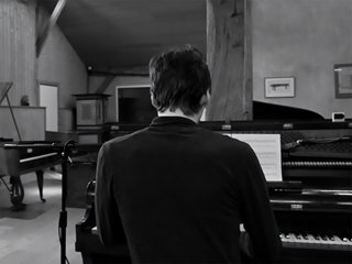 Photo d’Eliott Leger (Rémi Fay) au piano dans l’auditorium de l’association Ad Libitum