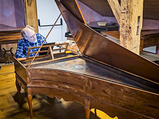 Photo de l’interprête et de l’instrument à l’auditorium de l’association Ad Libitum