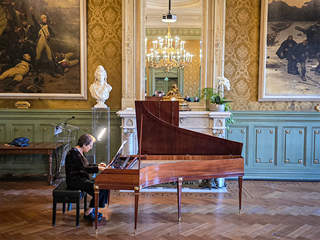 Photo d’Aline Zylberajch au clavier du pianoforte à l’Hôtel de Ville de Belfort
