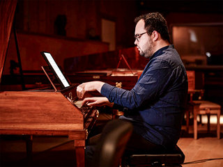 Photo de Pau Fernández Benlloch au clavier du pianoforte dans l’auditorium Ad Libitum